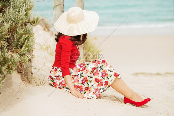 航程水红色的美女坐在海边倒古风格当地专注在那个女人身上图片