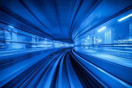 台场自动列车在日本东京内地隧道移动的作模糊轨过境图片