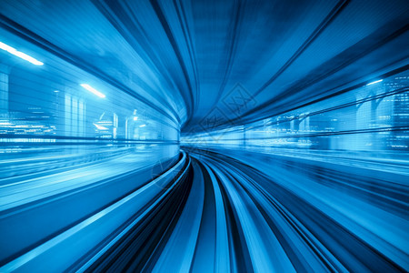 自动列车在日本东京内地隧道移动的作模糊蓝色路桥图片