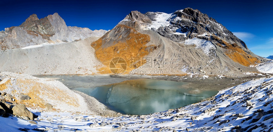雄伟运动员健康阿尔卑斯山脉高上的蓝湖图片