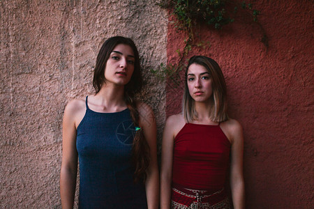 夏天自由两个年轻的天主教女青年看着两面彩墙的日落白种人图片