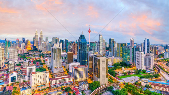 马来西亚黄昏时的吉隆坡市中心天际线地标商业建筑学图片
