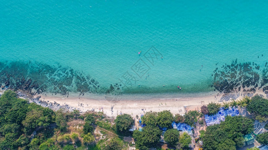 最佳反射景观对沙滩的空中光景象与游客泳图片