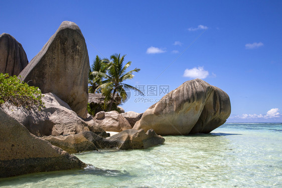 LaDigue的天堂海滩有浅和岩石已知陈词滥调华丽的图片