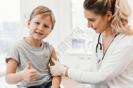 医生在给小男孩注射疫苗图片