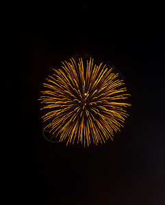 金的夜晚午新年节金烟花的黄火焰图片