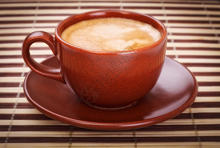 条竹餐巾上的新鲜咖啡杯自然浓竹子图片