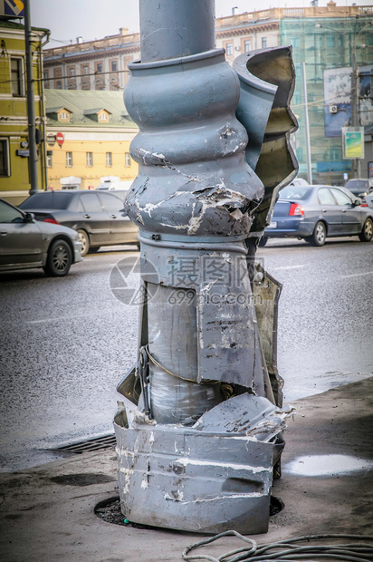 在俄罗斯莫科一条街上被车祸摧毁的街道灯塔车站邮政瓜拉纳皮捣毁图片
