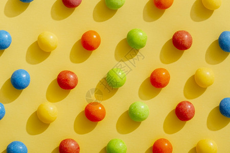 不同的最上视图颜色排列的软糖躺着框架图片