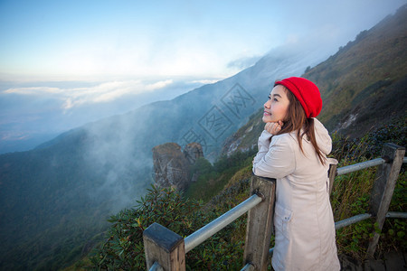 女士土井日出站在悬崖边的年轻女子俯视山上雾泰国图片