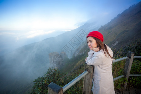 门户14站在悬崖边的年轻女子俯视山上雾泰国人们土地图片