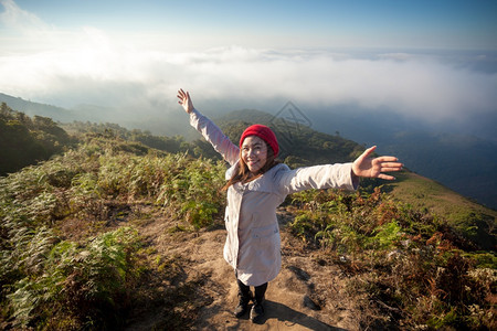 女日出安静的站在悬崖边年轻女子俯视山上雾泰国图片