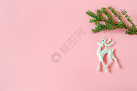 冷杉树枝上的白色圣诞装饰鹿玩具粉红色背景带复制空间圣诞节或新年快乐最小样式顶视图平躺模板设计卡片邀请最小的分支佳图片