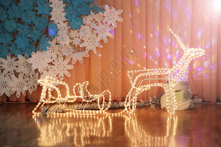 由花环制成的童话鹿与雪橇节日大厅的圣诞装饰品节和新年冬季日灯花环玩具除夕快乐新年和圣诞节日灯大厅的圣诞装饰品仙女美丽的明亮图片