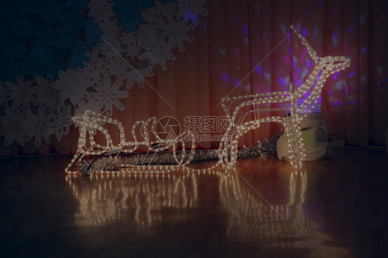 电的艺术由花环制成的童话鹿与雪橇节日大厅的圣诞装饰品节和新年冬季日灯花环玩具除夕快乐新年和圣诞节日灯由花环制成的童话鹿与雪橇节日图片