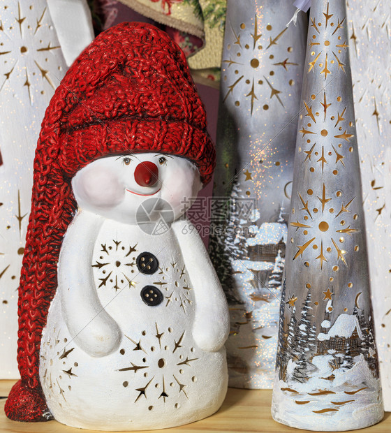 穿着长红毛帽的装饰玩具雪人在新年前夕的圣诞礼帽背景之下画上一个装饰玩具雪人穿着长红毛帽的装饰玩具雪人灯魔法物图片