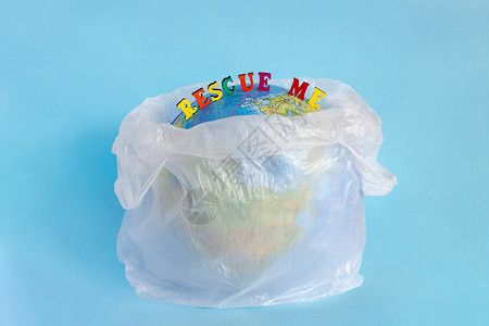 文本用聚乙烯塑料一次包装在蓝色背景上拯救我和模拟地球生态问题用聚乙烯塑料废物污染环境的概念世界地球日拯救我和用聚乙烯塑料包装模拟图片