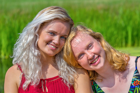 荷兰语绿色自然中两个近亲年轻的荷兰姐妹肖像人们公园图片