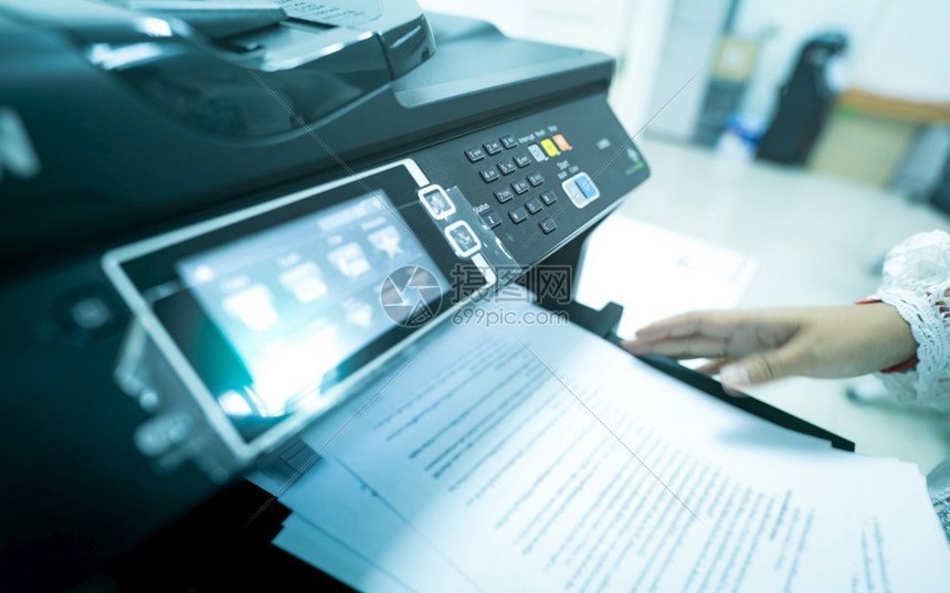 扫描器办公室工作人员在多功能激光打印机上纸张办公室复印打扫描和传真机现代打印技术复机文件和书工作扫描仪秘书工作现代的控制板图片