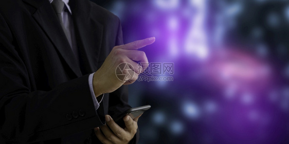 无线的男子手持智能机触摸虚拟屏幕使用现代互联网技术社交络在线营销数字概念技术metaverse背景复制空间展示沟通图片