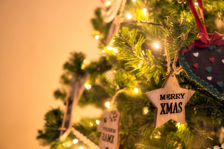 圣诞树上发光的装饰灯图片