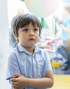 独自一人在生日派对上开始哭泣的年轻小男孩在派对上不幸的白人6岁小孩无聊趣的孤独孩子嫉妒儿童的概念笑声学步的儿童嫉妒孩子们图片