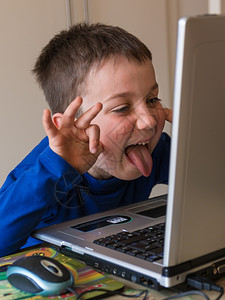 爆头触摸屏幕前的笑话儿童舌头卡在笔记本电脑上好奇心老鼠图片