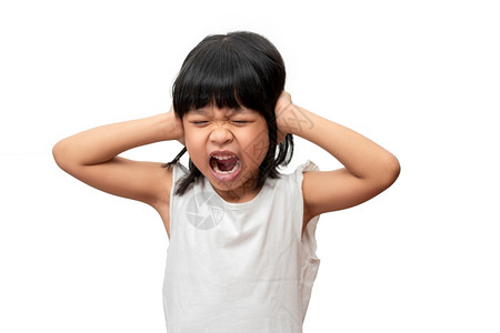 孩子生气亚洲人愤怒情绪激动的亚洲女孩大喊叫和沮丧满怀愤怒疯狂和大声呼喊并用白种背景的手盖耳朵来遮光注意力赤字超动障碍ADHD概念脸覆盖背景