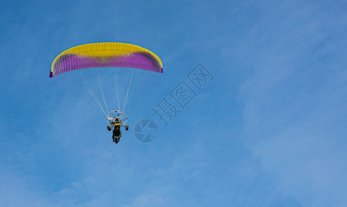 动力伞带马达的滑翔在蓝天飞带马达的滑伞在蓝天飞滑行爱好图片