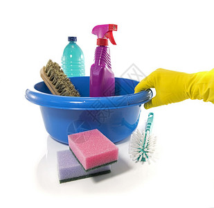 男手戴套拿着蓝色洗碗器用清洁工具洗盘子和涤剂刷除污物用白色背景涂抹的擦巾刷用清洁工具洗盘子净化清液理图片