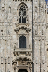 雕像米兰大教堂或迪奥莫是的哥特堂宗的纪念碑图片