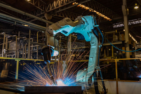 金属建造自动的团队机器人焊接正在为新程序教学模式中图片
