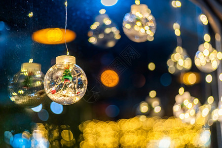 散景圣诞节和新年的装饰灯以恒星为形状在Bokeh背景装饰上挂绳索内部的一种图片
