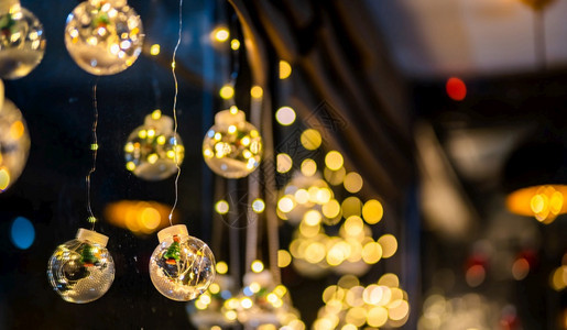 为了闪亮的耀圣诞节和新年的装饰灯以恒星为形状在Bokeh背景装饰上挂绳索图片
