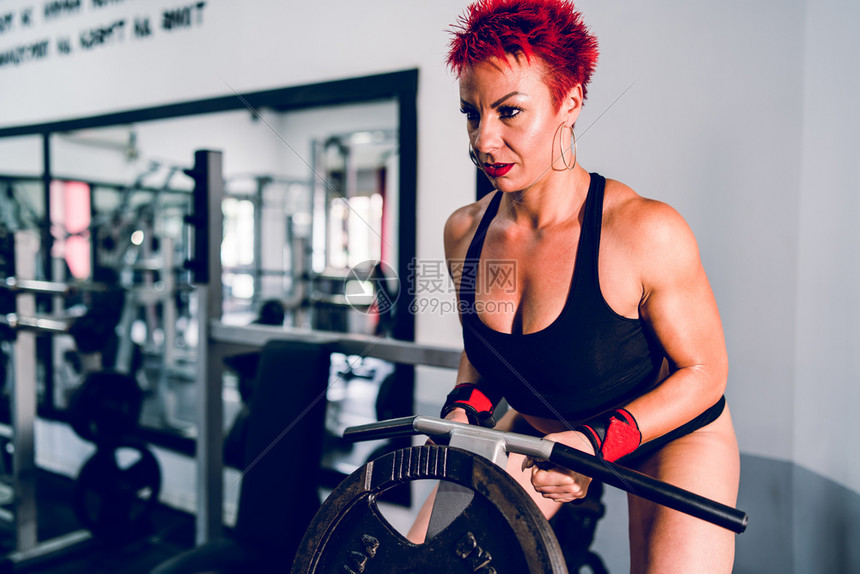 力量机器肌肉女运动员在体操训练时用T巴排行来健身锻炼女士图片