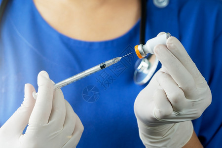 医生注射用于预防疾病的疫苗特写图片