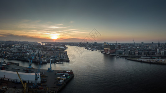 港口城市汉堡日落时端海港空中观光与美酒和哈芬市天空欧洲图片