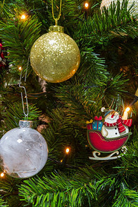 圣诞树上挂着装饰品图片