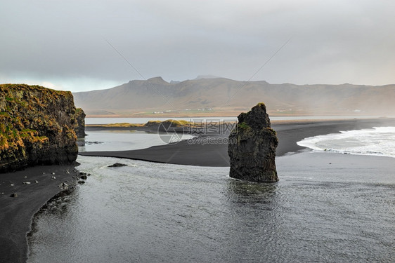 地标迪霍莱风景优美日落时在Dyrholaey黑火山海滩上形成岩石冰岛Dyrholaey形成冰岛岩图片