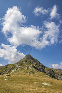 保加利亚里拉山丘上云层的美丽风景保加利亚里拉山结石风景优美天图片