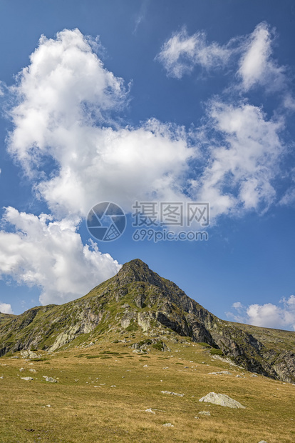 保加利亚里拉山丘上云层的美丽风景保加利亚里拉山结石风景优美天图片