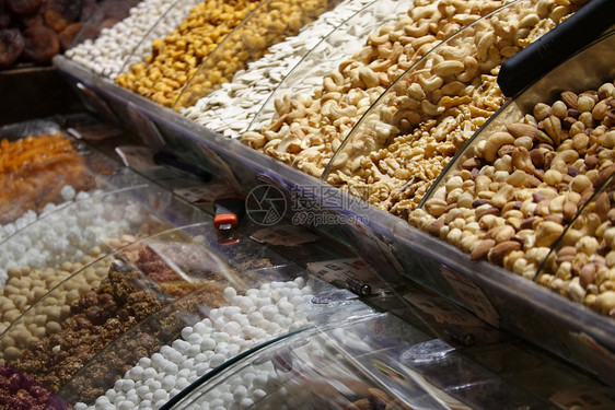 品种水果与不同类的坚果和干站在一起伊斯坦布尔的集市喝茶贸易图片