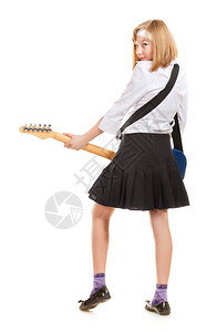 一种背部年轻女孩玩吉他孤立在白色上疯狂的图片