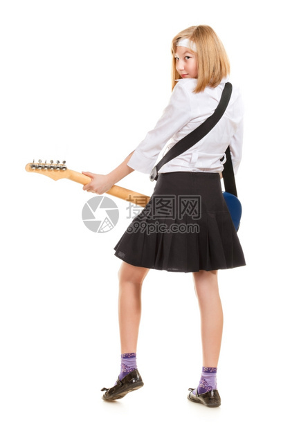 一种背部年轻女孩玩吉他孤立在白色上疯狂的图片