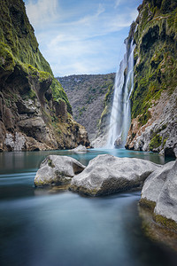 溪流动的卫生棉条墨西哥瓦斯特卡波托西纳坦帕翁河塔穆尔瀑布的壮观景象图片