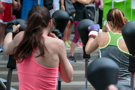 常设健身房训练女生在健身班运动中与自由站立拳击袋和速度球图片