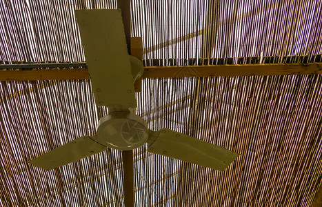 塑料天顶风扇简单冷却系统热带气候和温暖基本的解决方案稻草图片