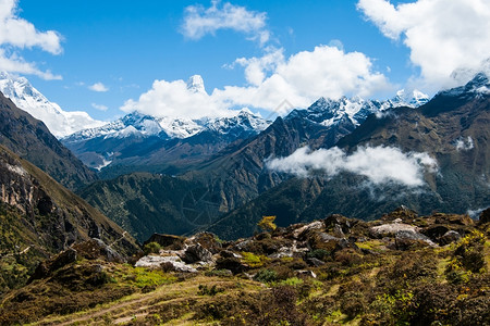 最佳山腰AmaDablam和Lhotse山峰喜马拉雅地貌云图片