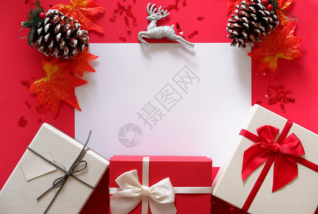 新的礼物快乐红色背景上带有文字白空格的礼品框顶部视图图片