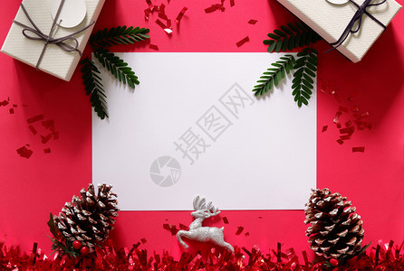 为了复古的丝带红色背景上有文字白空格的礼品框顶部视图图片